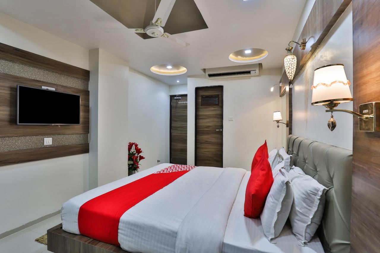 โอโย 7557 โฮเต็ล ศิวะ กุญช์ เอ็กโซติกา Hotel Naroda ภายนอก รูปภาพ