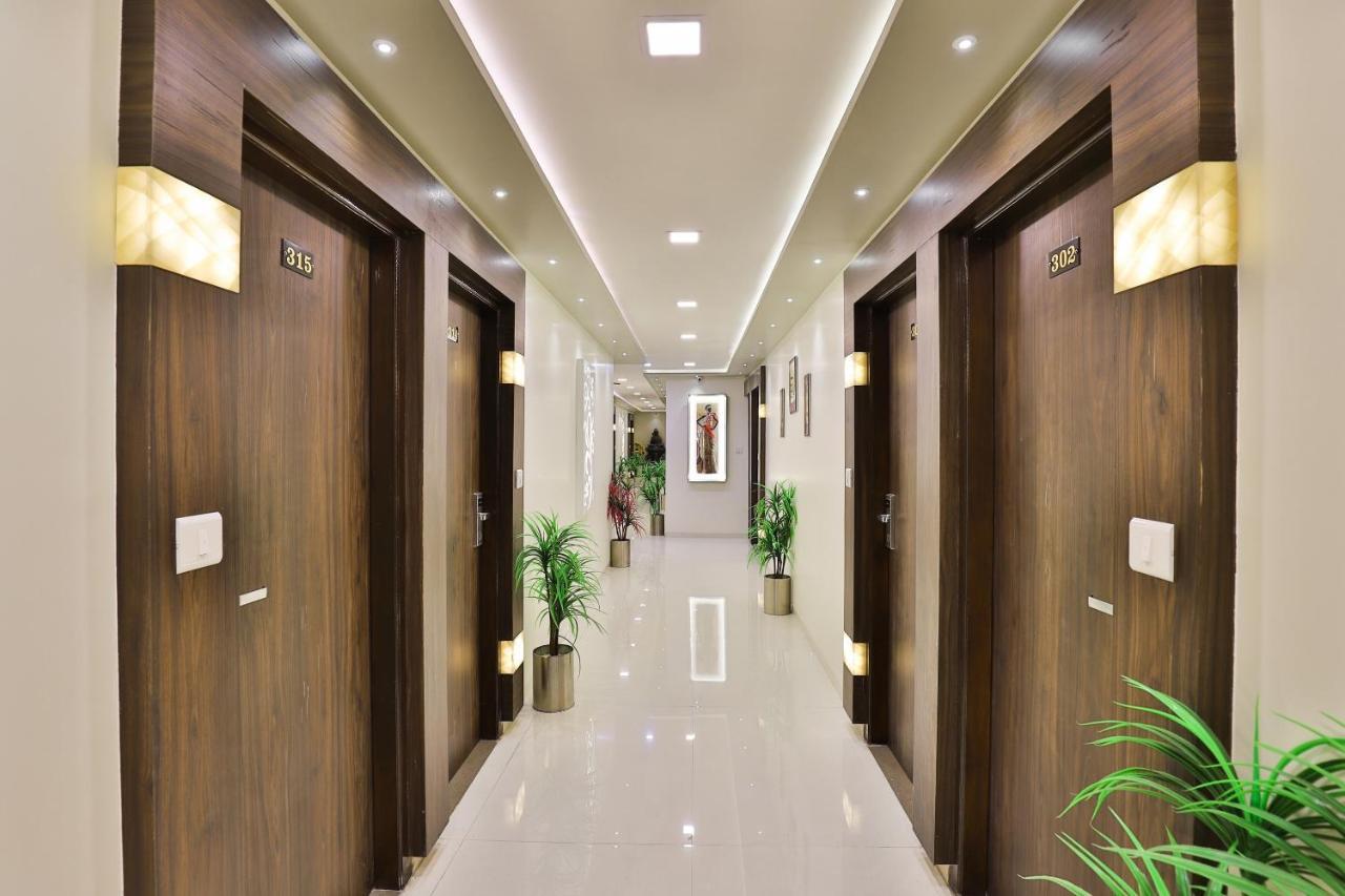 โอโย 7557 โฮเต็ล ศิวะ กุญช์ เอ็กโซติกา Hotel Naroda ภายนอก รูปภาพ