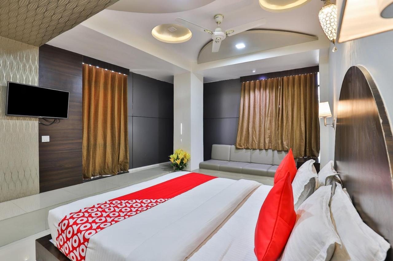 โอโย 7557 โฮเต็ล ศิวะ กุญช์ เอ็กโซติกา Hotel Naroda ภายนอก รูปภาพ