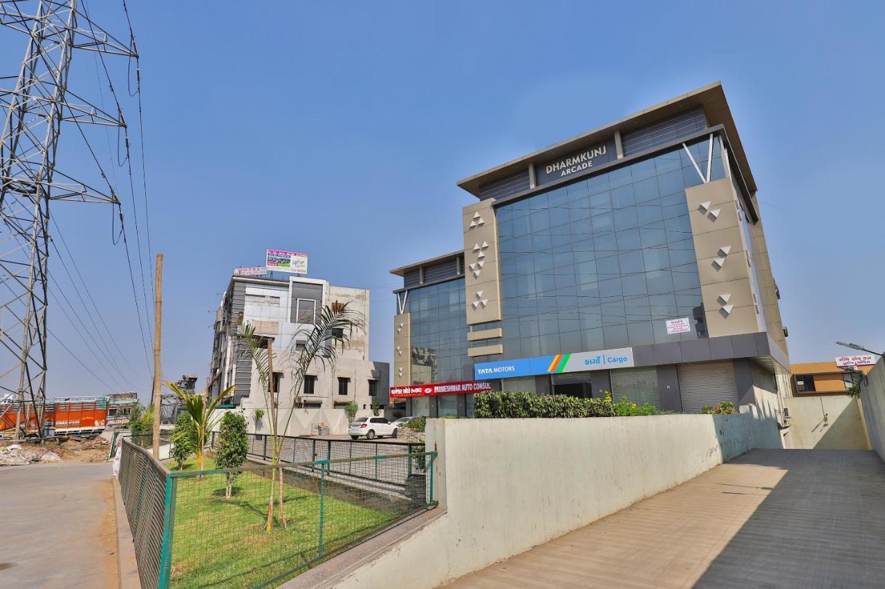 โอโย 7557 โฮเต็ล ศิวะ กุญช์ เอ็กโซติกา Hotel Naroda ภายนอก รูปภาพ