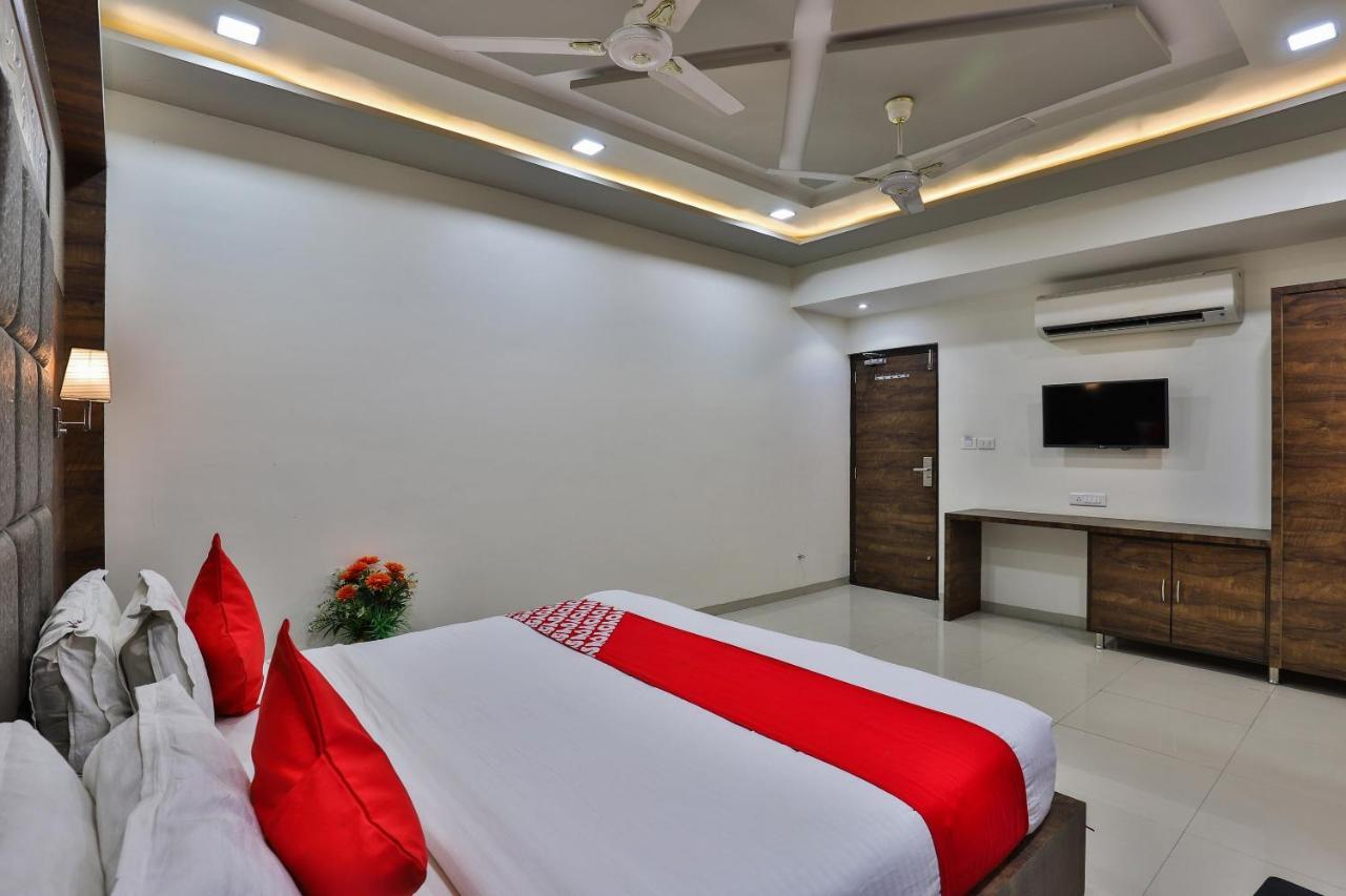 โอโย 7557 โฮเต็ล ศิวะ กุญช์ เอ็กโซติกา Hotel Naroda ภายนอก รูปภาพ