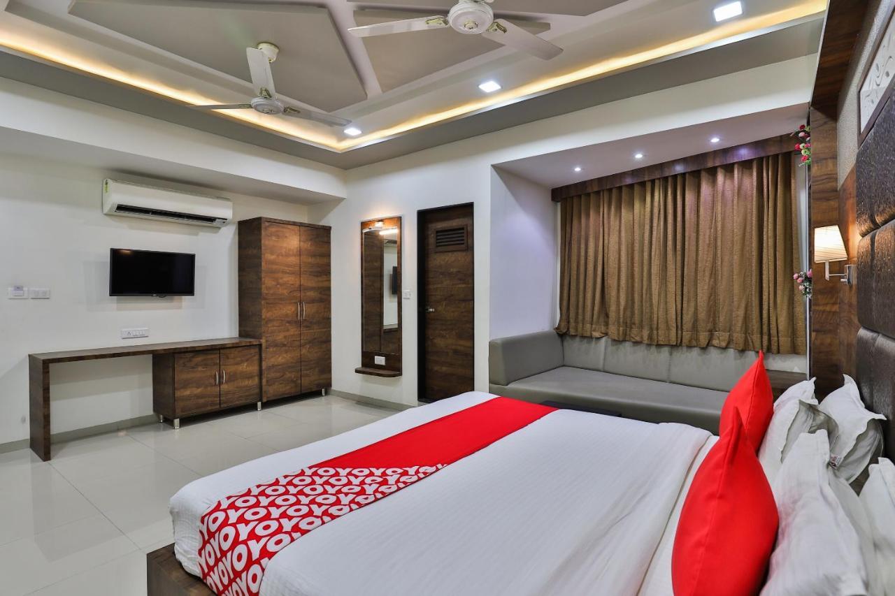 โอโย 7557 โฮเต็ล ศิวะ กุญช์ เอ็กโซติกา Hotel Naroda ภายนอก รูปภาพ