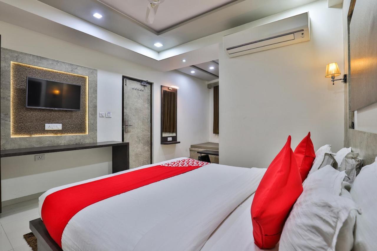 โอโย 7557 โฮเต็ล ศิวะ กุญช์ เอ็กโซติกา Hotel Naroda ภายนอก รูปภาพ