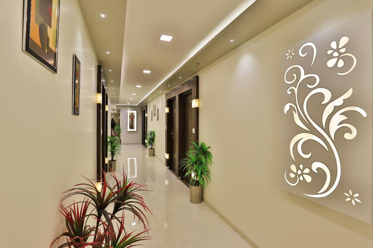 โอโย 7557 โฮเต็ล ศิวะ กุญช์ เอ็กโซติกา Hotel Naroda ภายนอก รูปภาพ