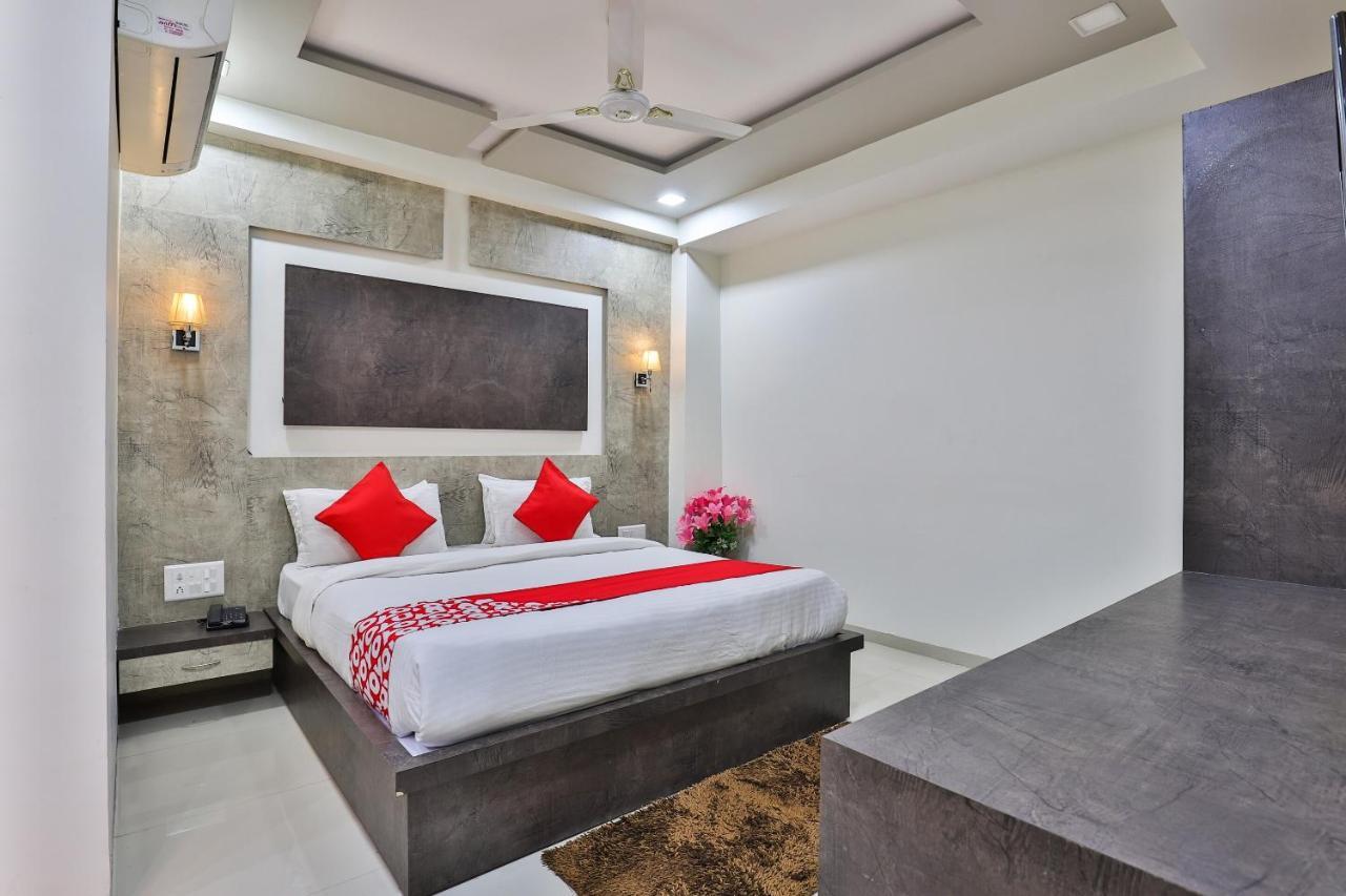 โอโย 7557 โฮเต็ล ศิวะ กุญช์ เอ็กโซติกา Hotel Naroda ภายนอก รูปภาพ