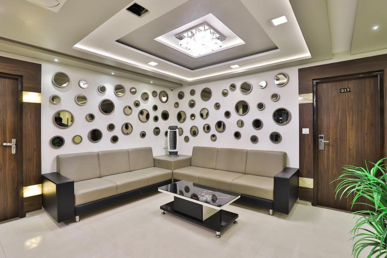 โอโย 7557 โฮเต็ล ศิวะ กุญช์ เอ็กโซติกา Hotel Naroda ภายนอก รูปภาพ